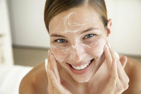Como fazer limpeza de pele em casa: 10 passos simples